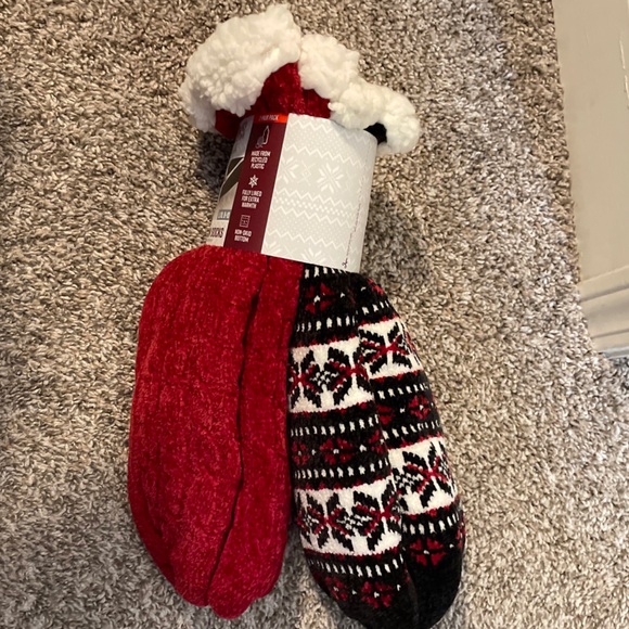 Muk Luks Womens 2pr Sherpa Cabin Socks Red Snowflake Slippers - Picture 9 of 9
